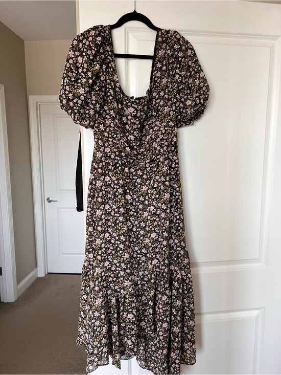 Astr Dresses & Skirts - Astr Floral Puff-Sleeve Midi Dress in Black and Pink